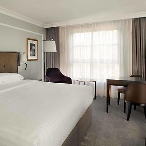 Zimmer mit Kingsize-Bett